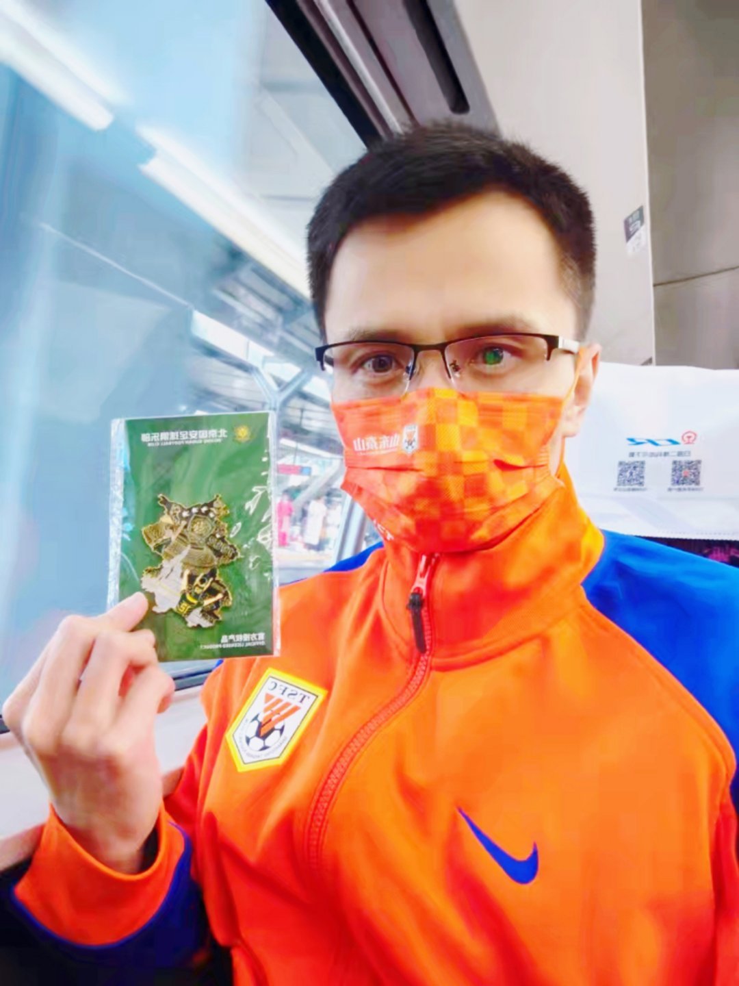 场上是对手，场下是朋友，北京国安队女球迷俪娟送的礼物。 