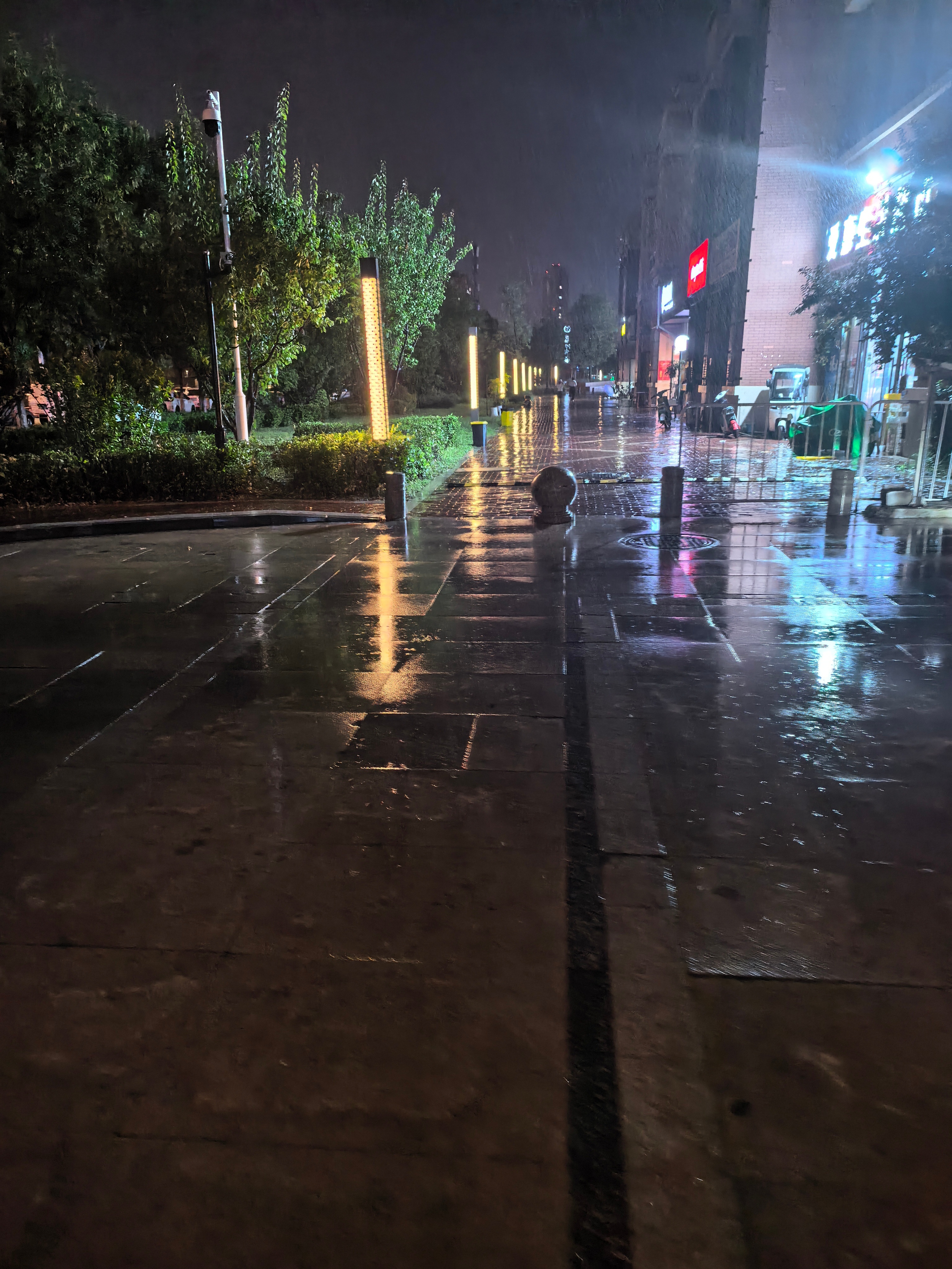 这雨怎么越下越大了，鞋都湿了[失望]早知道不出来了 ​​​