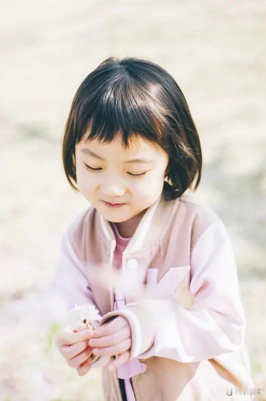 她像清晨六点半的风，从湿润的草地穿行而来，衣角沾着露水和青草的味道。她的眼里藏着