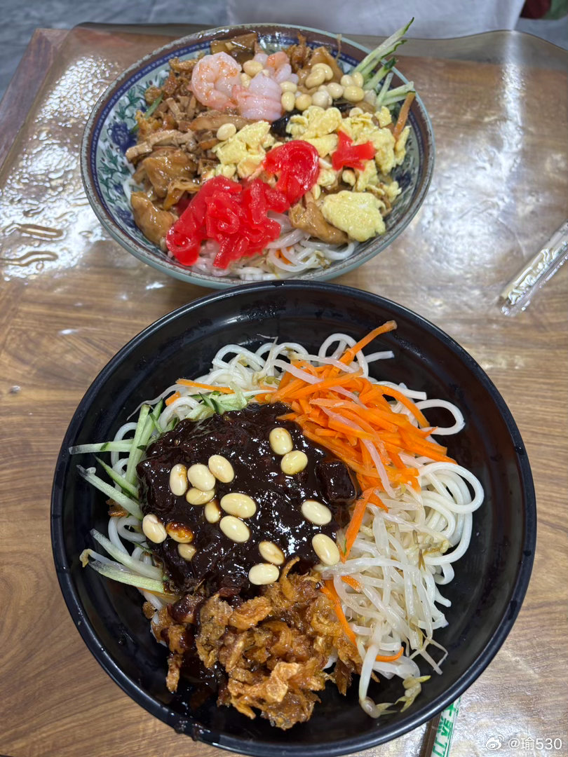 一大早吃完一碗绵绵冰，吼两小时歌，再去吃大姨捞面，又来碗刨冰（吃不完了～ 