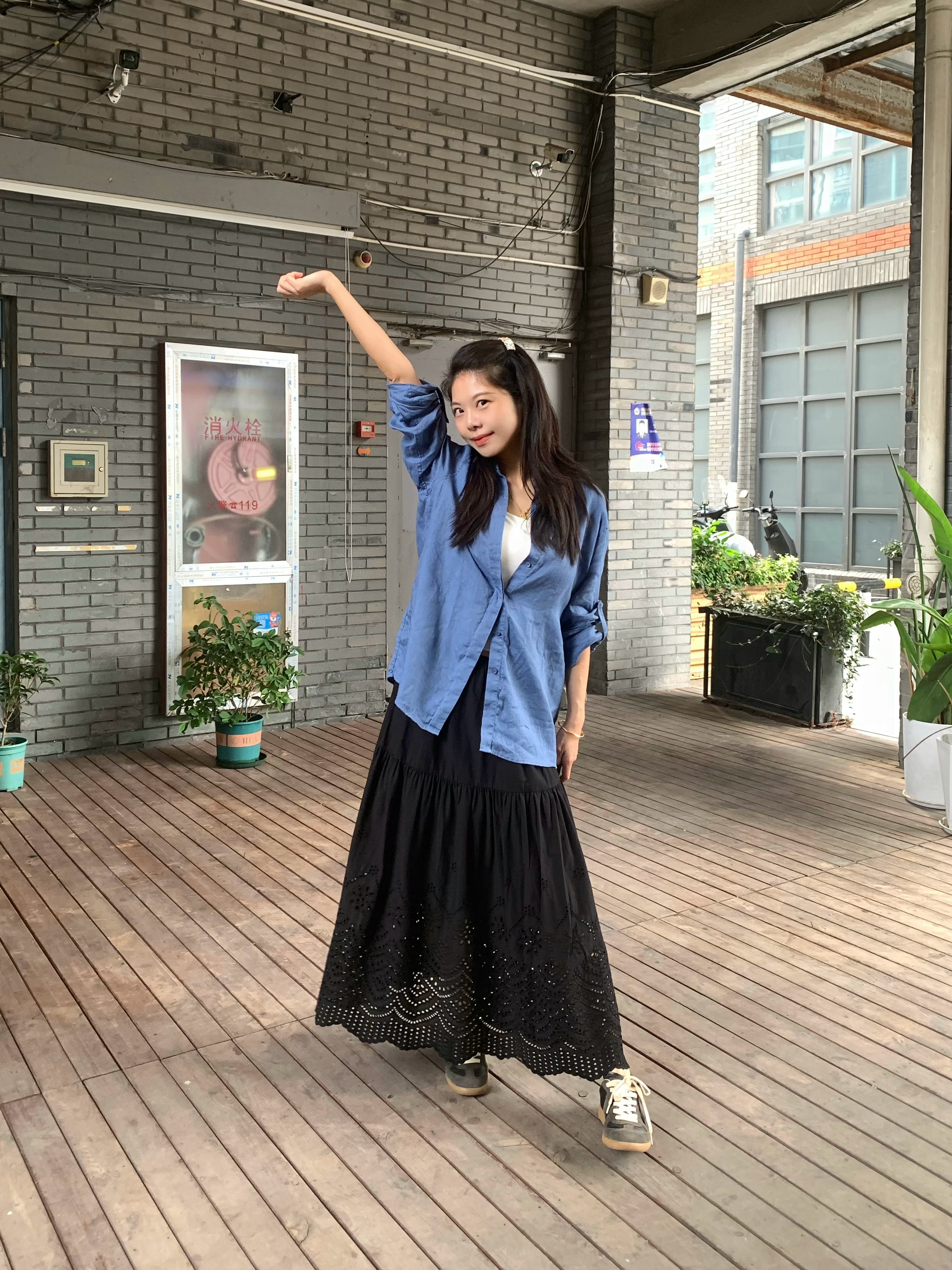 穿搭ootd小yao穿搭给生活加点flow沉浸式入秋早秋松弛OOTD｜蓝衬衫与黑