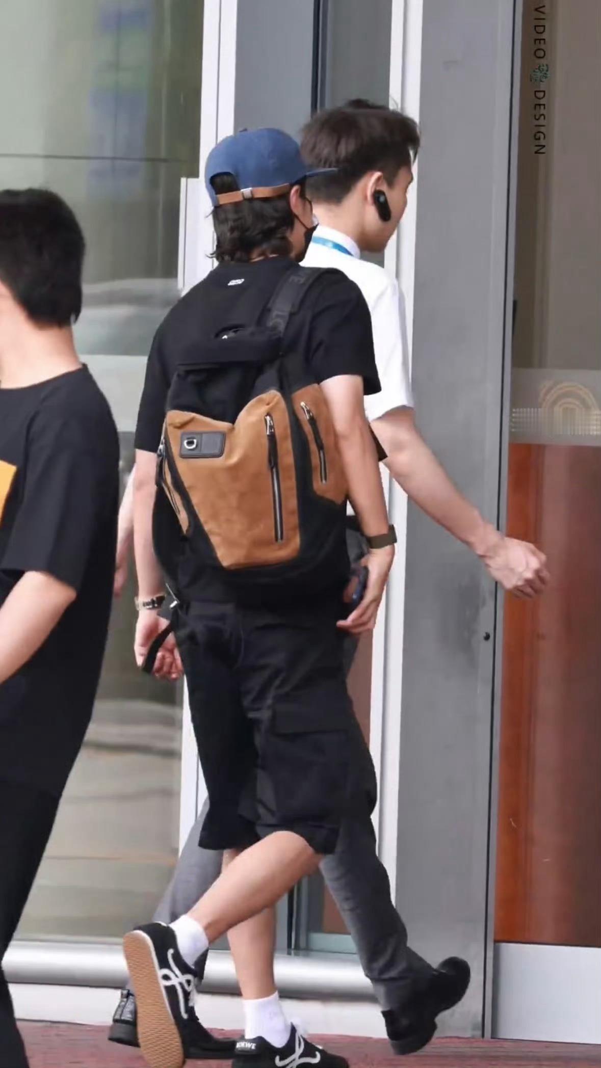 王一博王一博北京出发练车wyb王一博全套罗意威又可以看85号啦！好开心，预祝宝宝