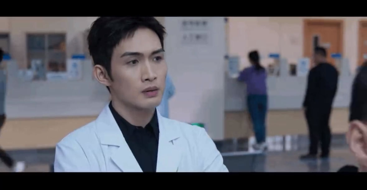 #手术直播间 郑仁班味# 张彬彬你好像是在演我上班，一个人打八份工，一边救人一边
