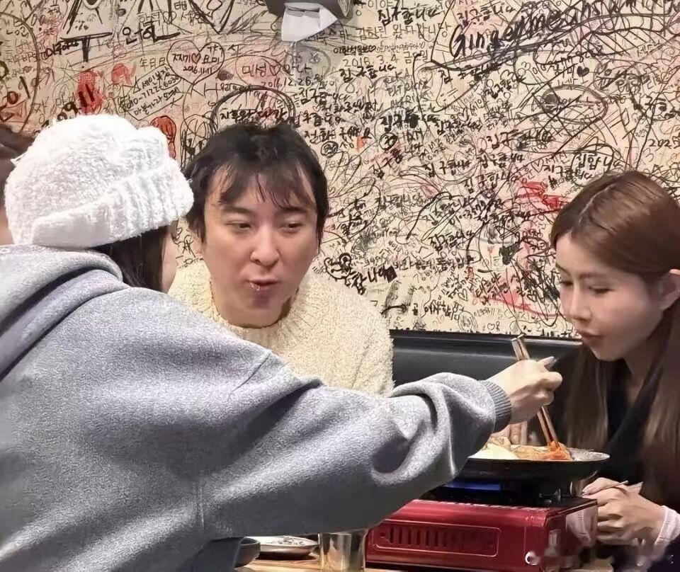 王思聪现身吃烤肉，身边美女环绕，艳福不浅“流水的网红，铁打的王思聪”只是这个头发