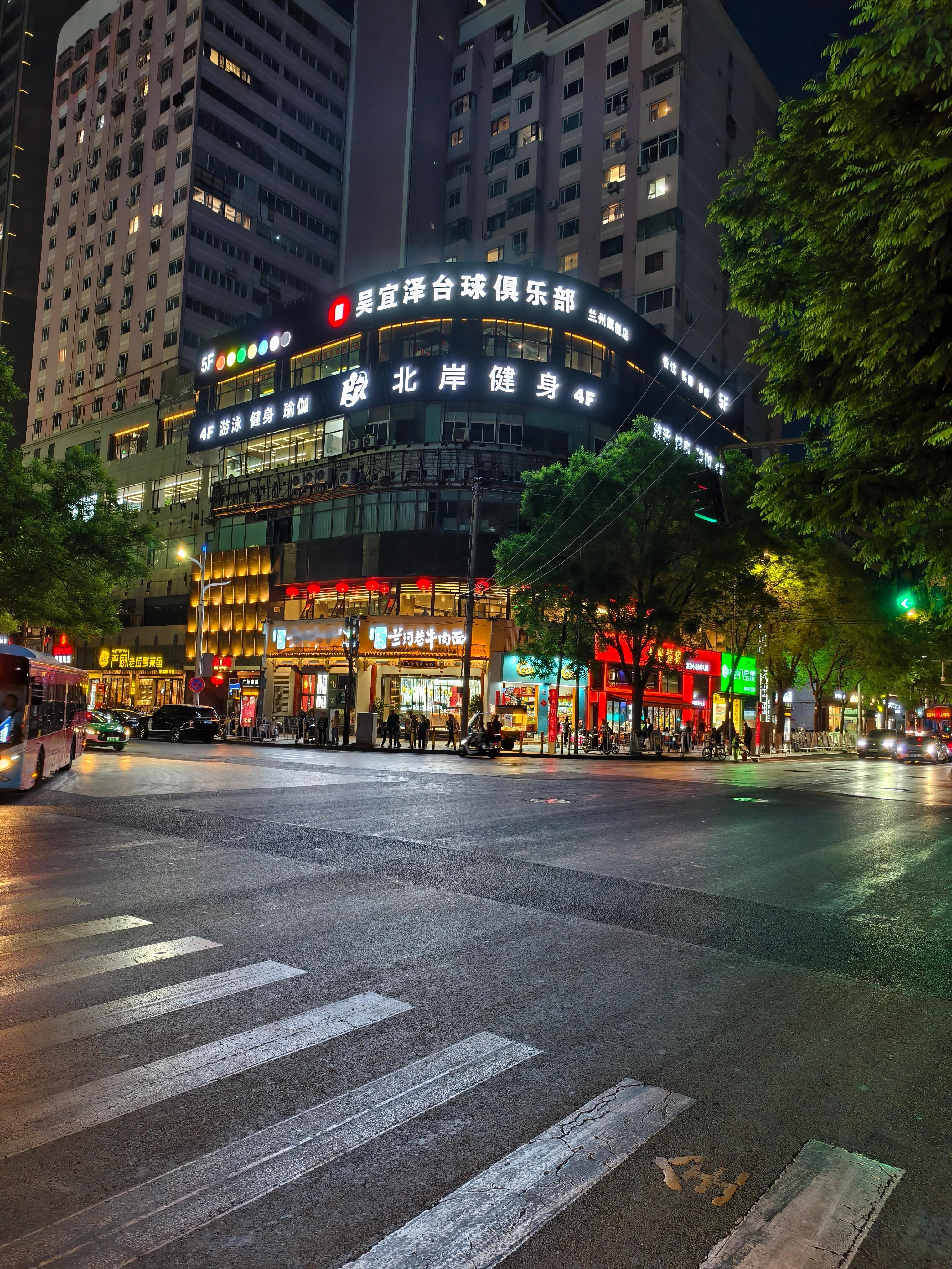 吴宜泽世锦赛夺冠 来自一位低调的球迷分享的位于甘肃兰州市城关区东方红广场南口附近