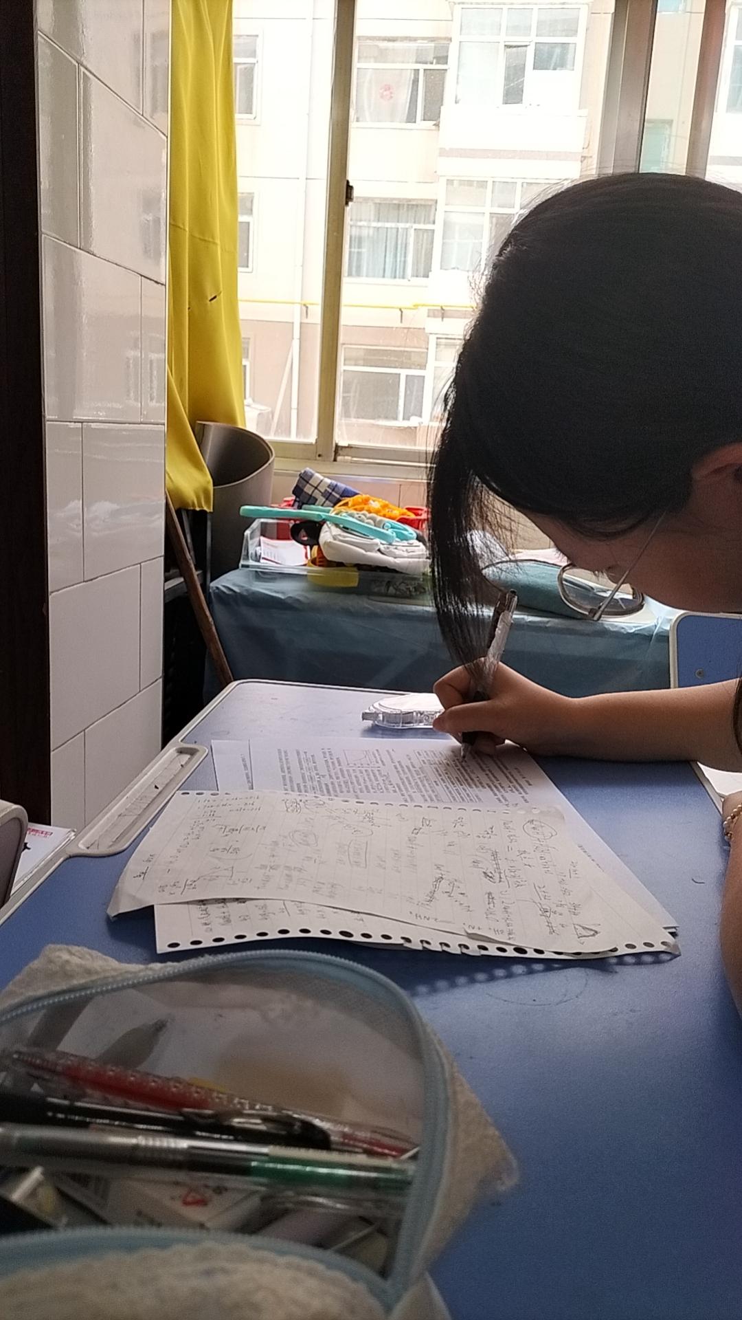彤彤首日刷题学情分析总结及提升方案
 
今日是彤彤正式开启刷题训练的第一天，英语