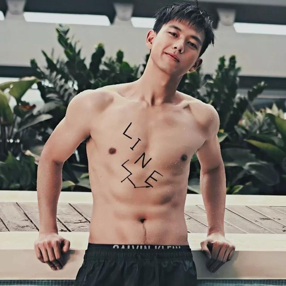 李现：谦逊清醒，一路繁花

要说内娱最让人看不懂又心生敬佩的，非李现莫属。
他红