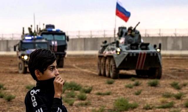 叙利亚最近又乱成一锅粥了。被认为“躺平认命”的库尔德武装，竟突然调转枪口，高调支