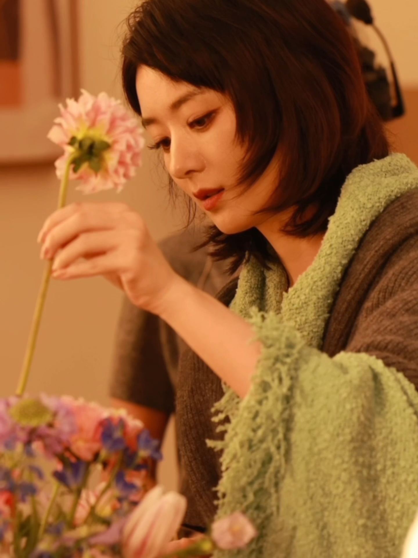 赵丽颖今日营业啦，是插花美女，好温馨好治愈呀