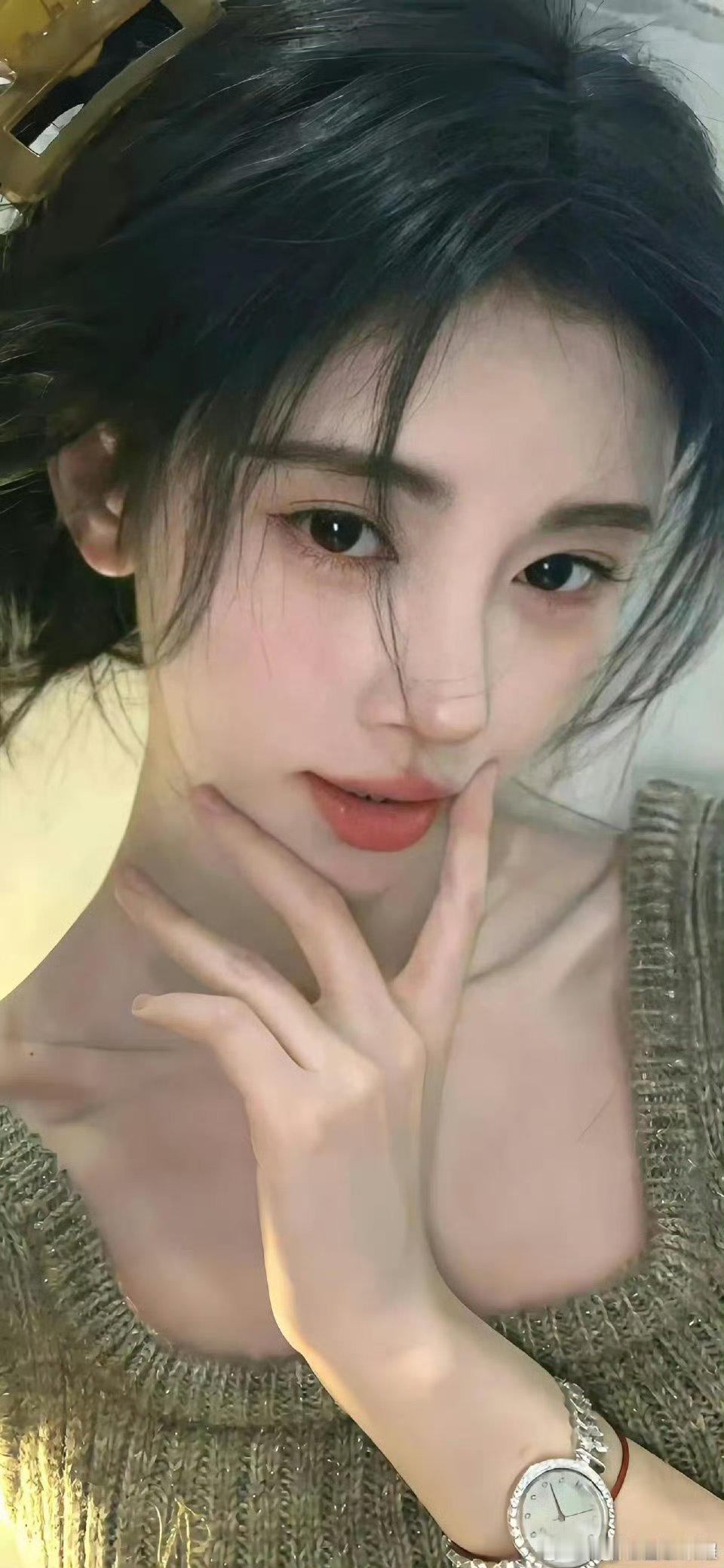 梓渝大粉点名鞠婧祎这真是一场十足的闹剧，怎么还点名上鞠婧祎的粉丝了？因为杂志销量