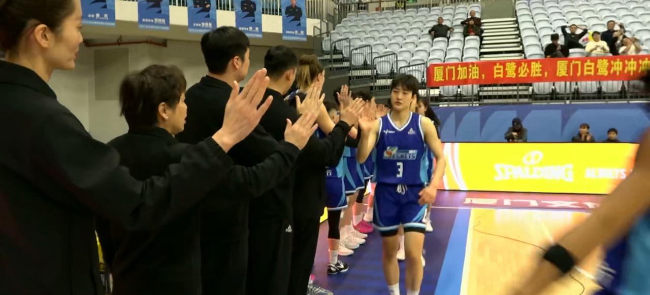 12月30日晚的这场WCBA比赛太有看头了！厦门女篮和河南女篮打得那叫一个胶灼。