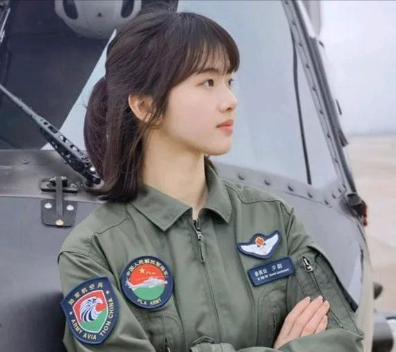 照片中的她出生于99年的江南水乡浙江。有着江南水乡姑娘温婉柔美的气质，精致的五官