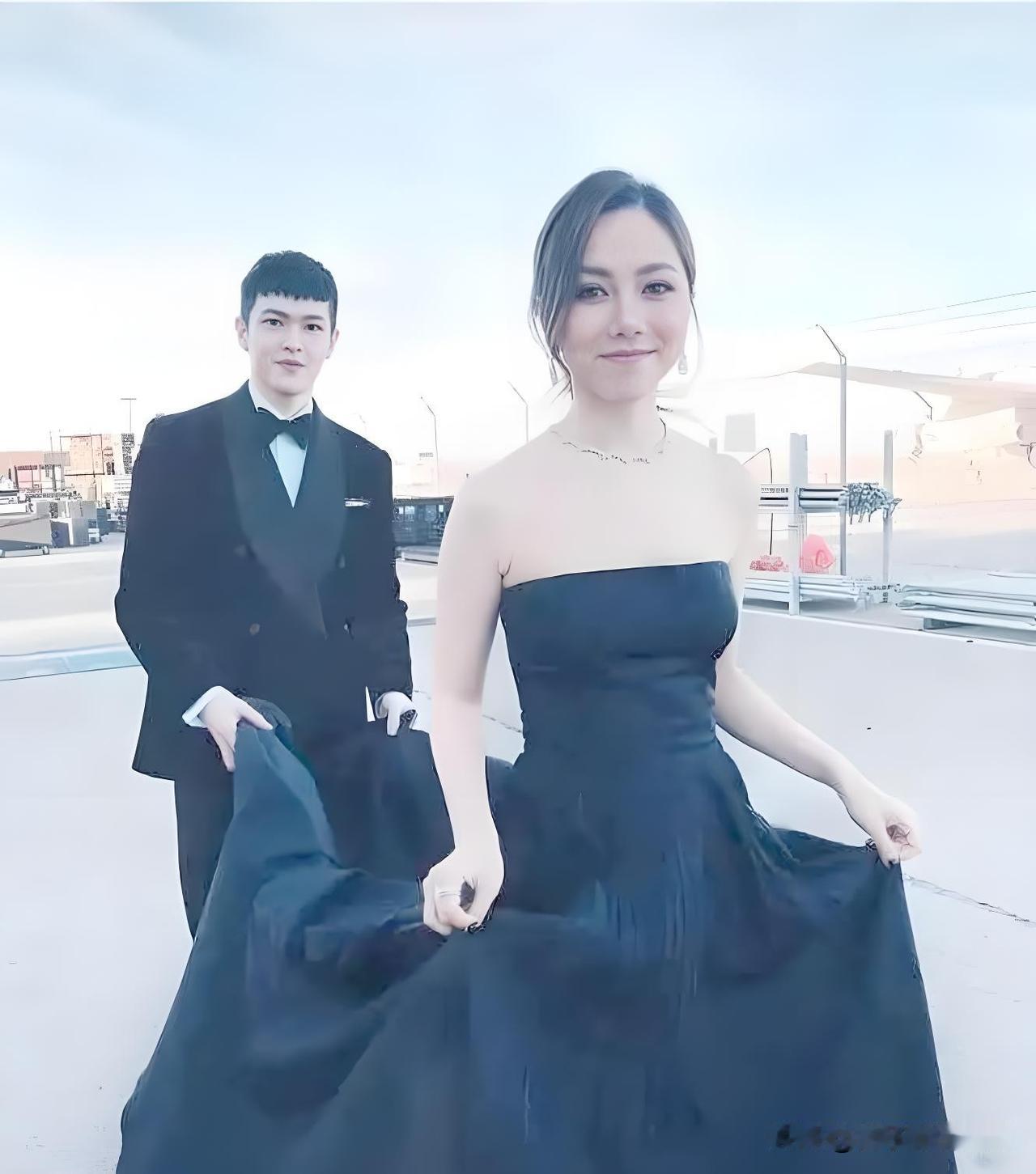 港媒曝出邓紫棋已和相恋8年的男友Mark在纽约低调完婚，消息来自男方亲友。
以往