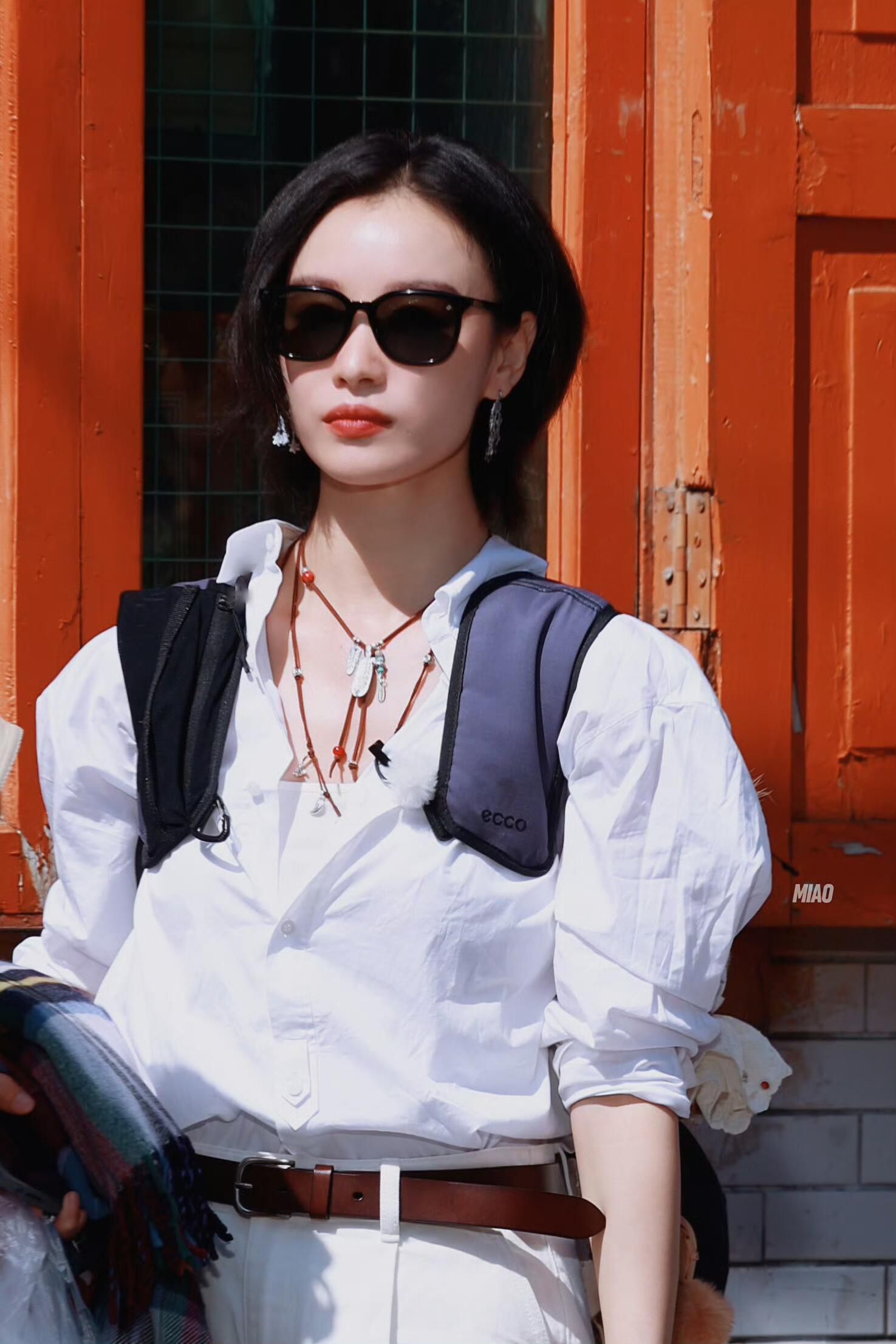 马背上的倪妮 倪妮向野的我们穿搭好美啊，时髦又松弛，去新疆有新的穿搭模板get啦