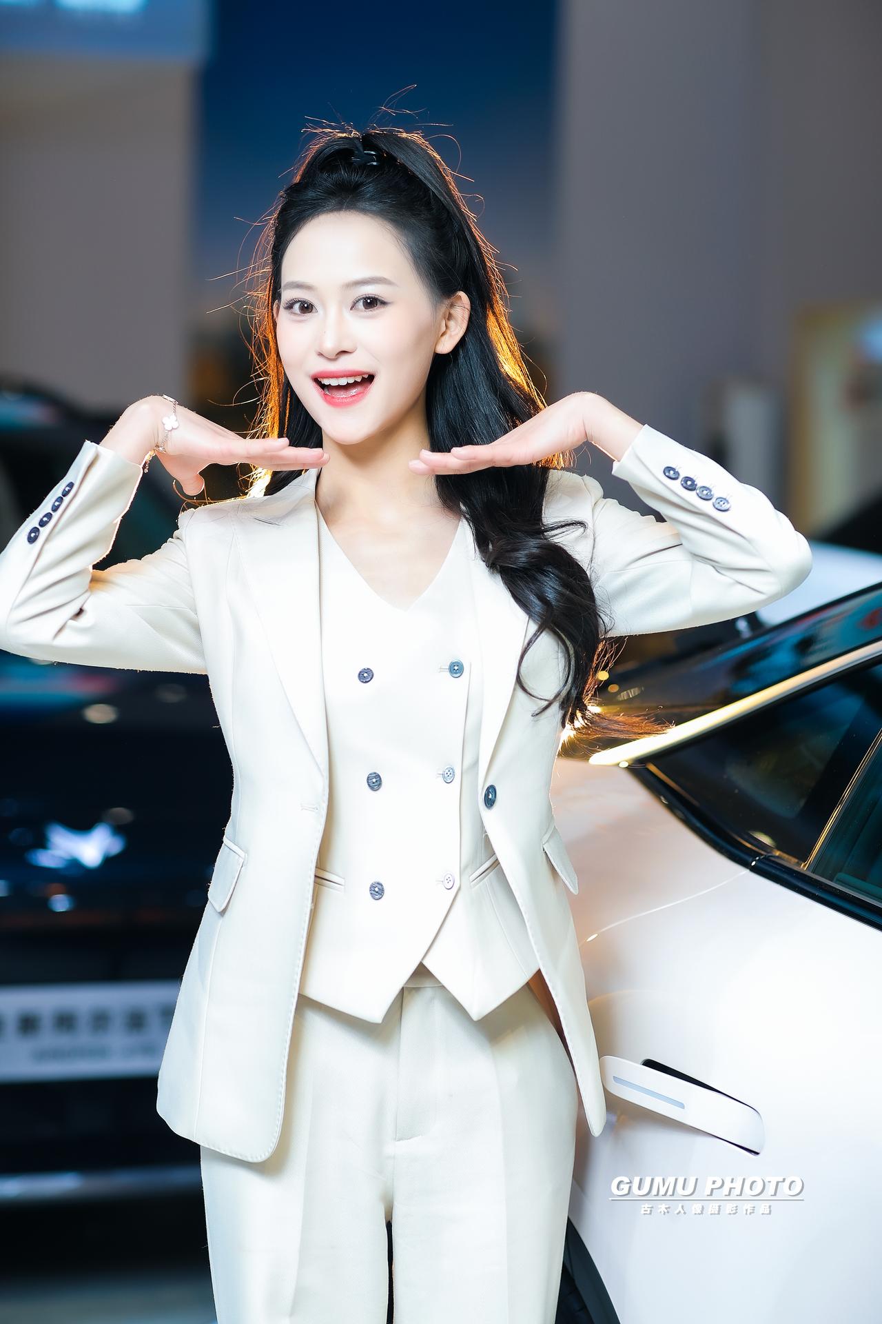 2025成都双十二车展极狐展台主持小姐姐