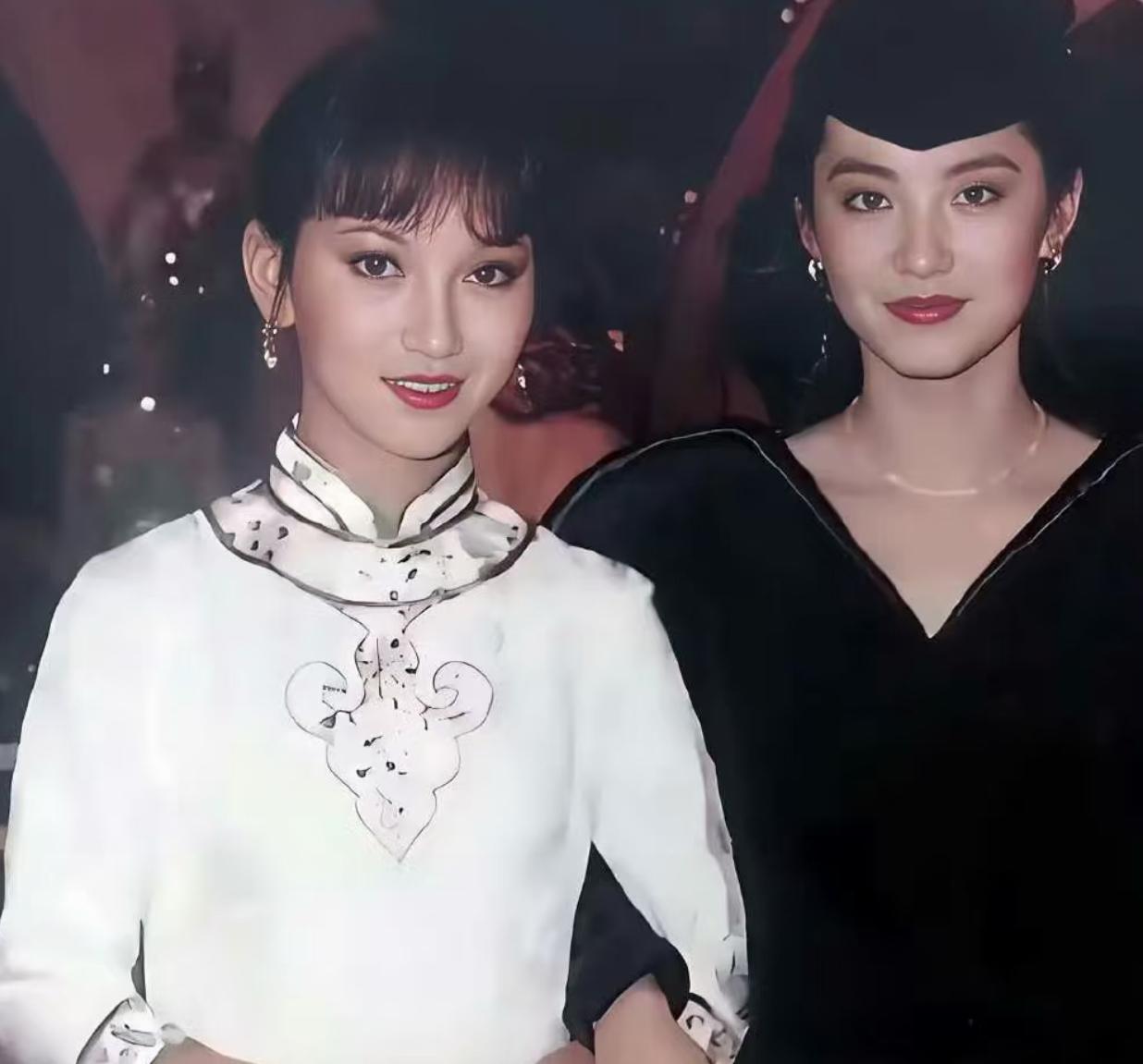 看到这张合影，
我只想说美女太会用穿衣打扮突出自己的美了
多学着点咱普通人是不是