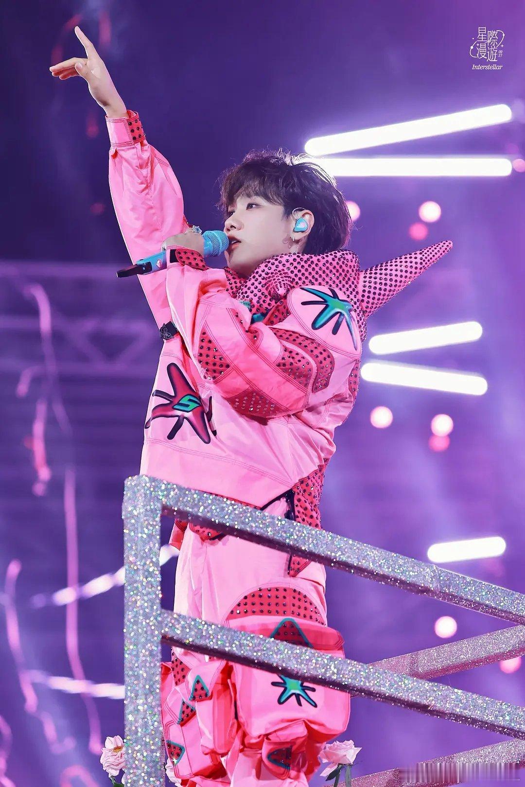 汪苏泷穿粉色衣服好像一块香香软软的小蛋糕 ​​​