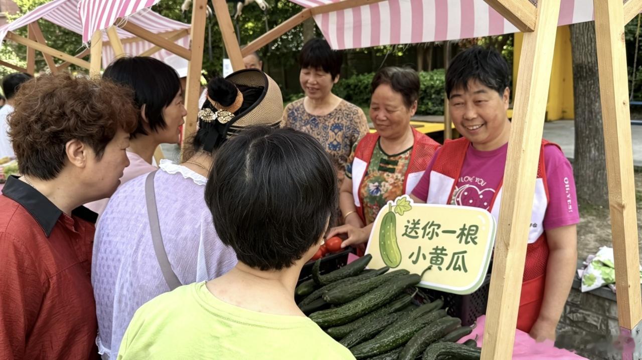 宁波江北寻常果蔬变身暖心公益载体 一根根翠绿鲜嫩、带着田间泥土气息的黄瓜，成了社