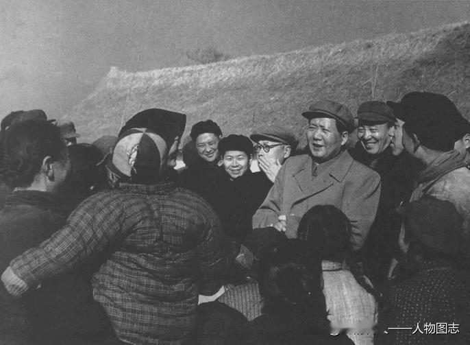 毛泽东在农业生产合作社视察。