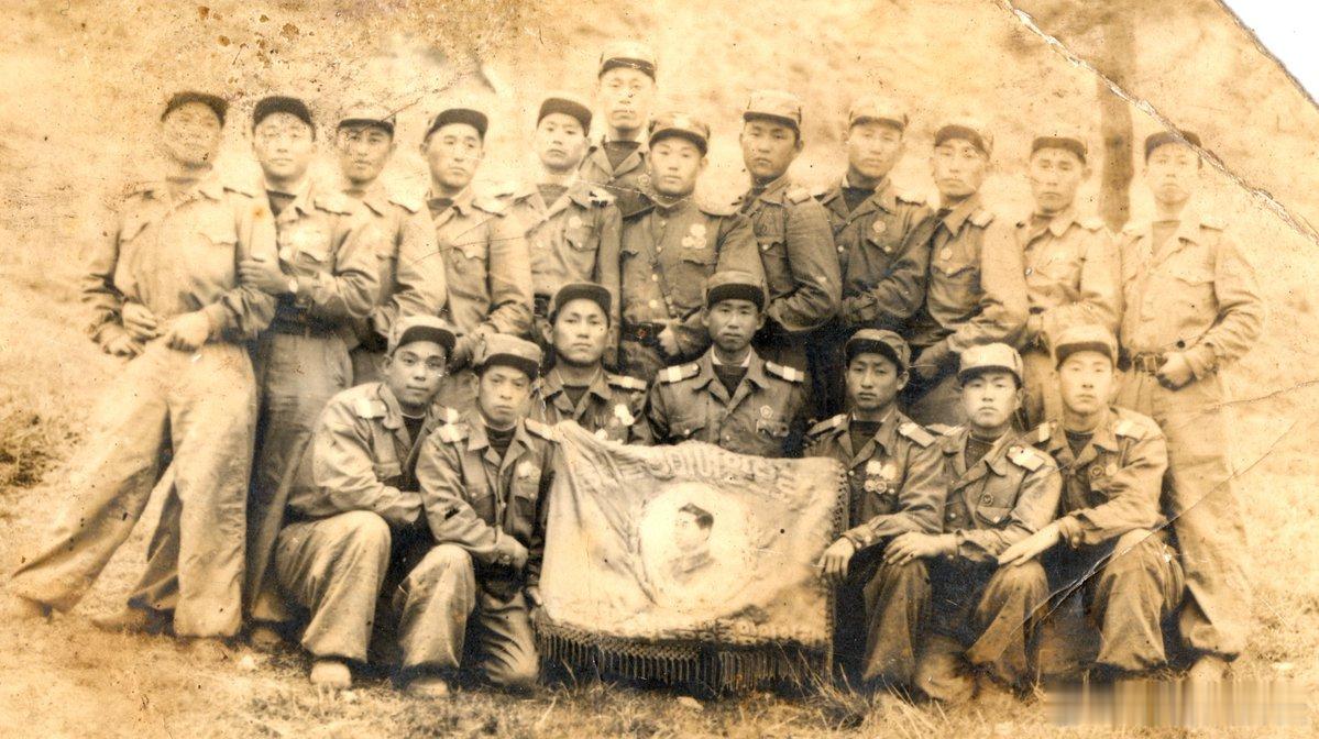 1950年代中期，朝鲜人民军空军士兵，穿着陆军制服，戴着陆军帽徽，唯一的区别是蓝