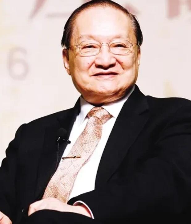 1976年，52岁的金庸坚决要娶23岁的酒吧服务员林乐怡，并不惜和妻子朱玫反目，