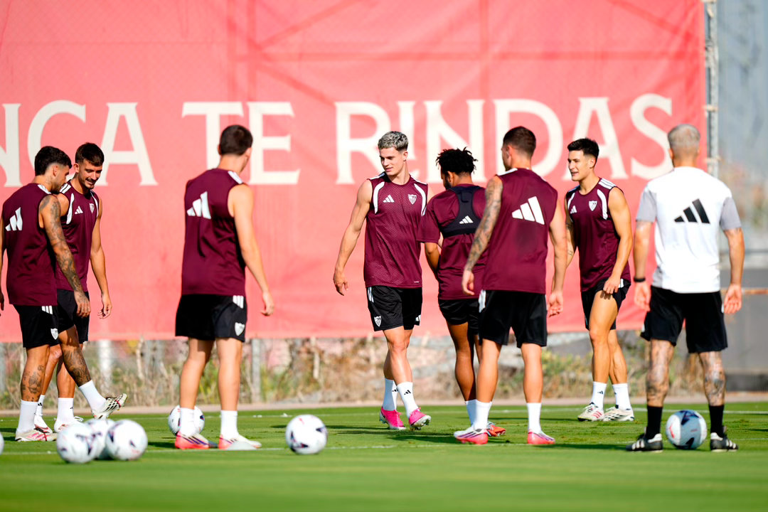 塞维利亚球迷们，早上好！我们开始为 AthleticSevilla 