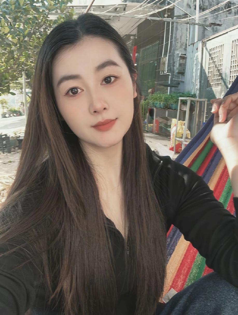 美女的魅力那可太大了！就说毛晓彤，换上短发造型后俏皮可爱得像个洋娃娃。她穿着黑色