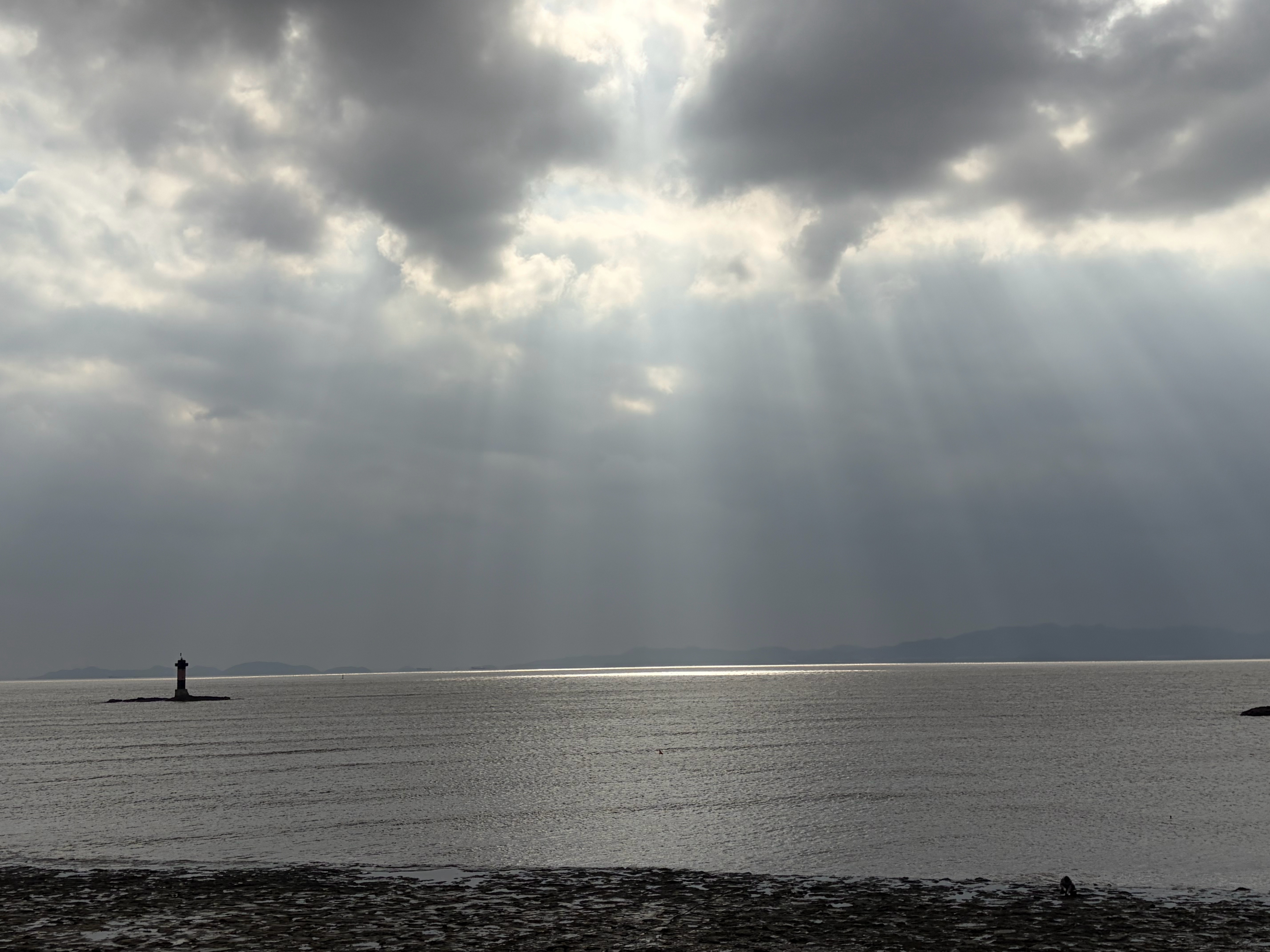 海是灰色的，光却漏了下来～～生活手记