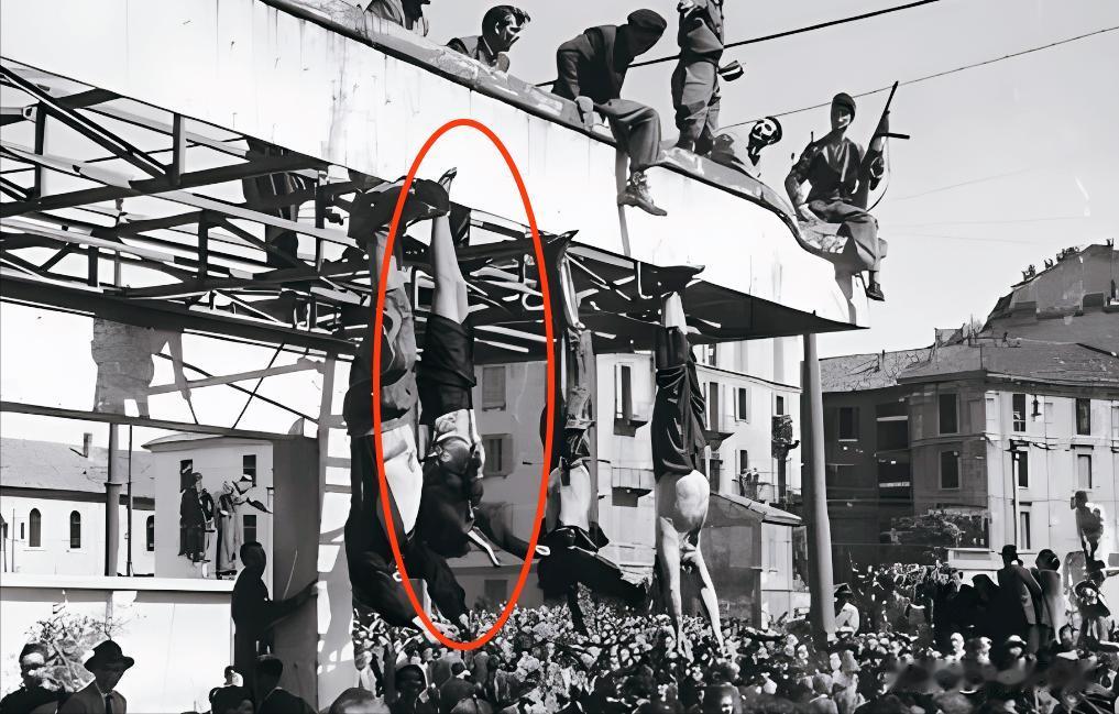 1945年，墨索里尼的情妇被处决后倒吊在广场上，短裙垂下来，整个人一览无遗。围观