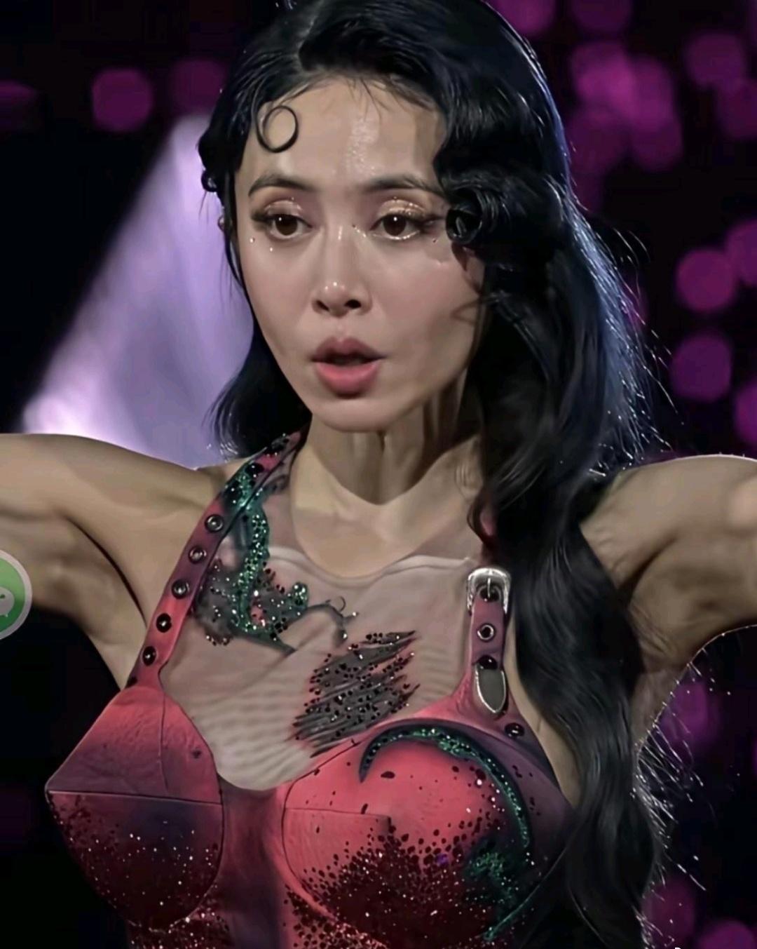 天呐，一点儿没看出来就是蔡依林。 ​​​