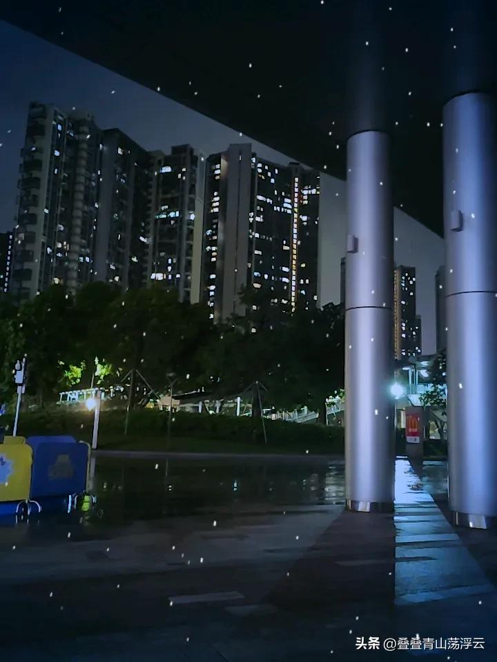 暴雨的夜晚心最慌乱，因为找不到家，没有爱自己的人了