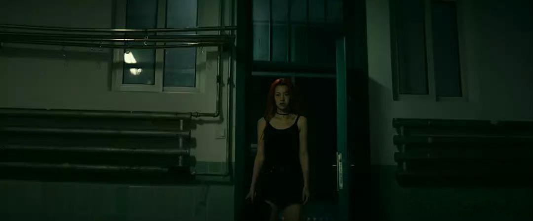 张子枫在等对不起马伊琍在等谢谢你张子枫演的闺女盼着妈道歉，马伊琍演的妈盼着闺女道