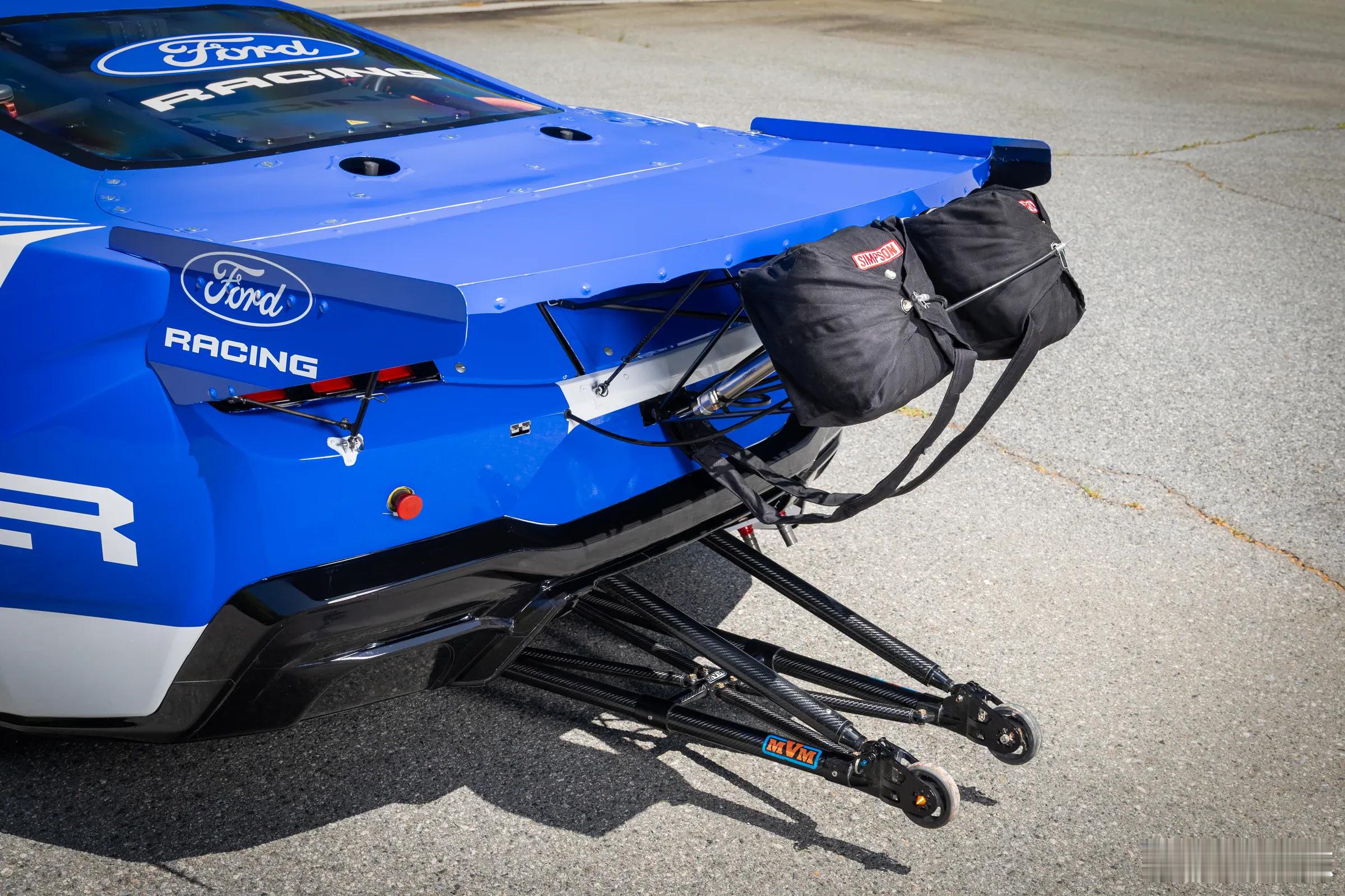 名车志Sport 【福特电动野马创纪录：400米加速6.76秒】·  这台车搭载