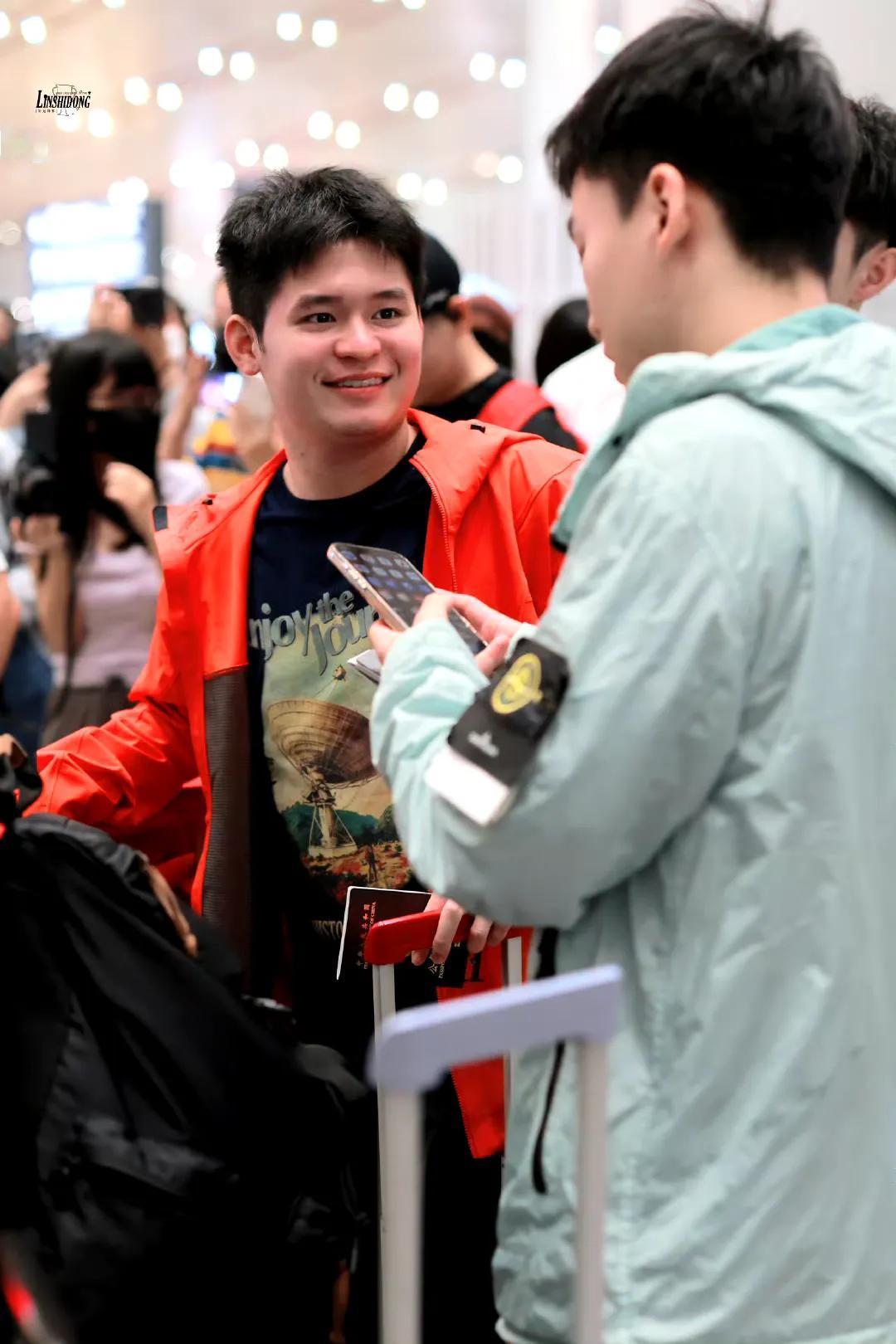 红衣少年林诗栋[赞]！
在国乒出发WTT冠军赛横滨站的队伍里，红衣少年林诗栋好阳