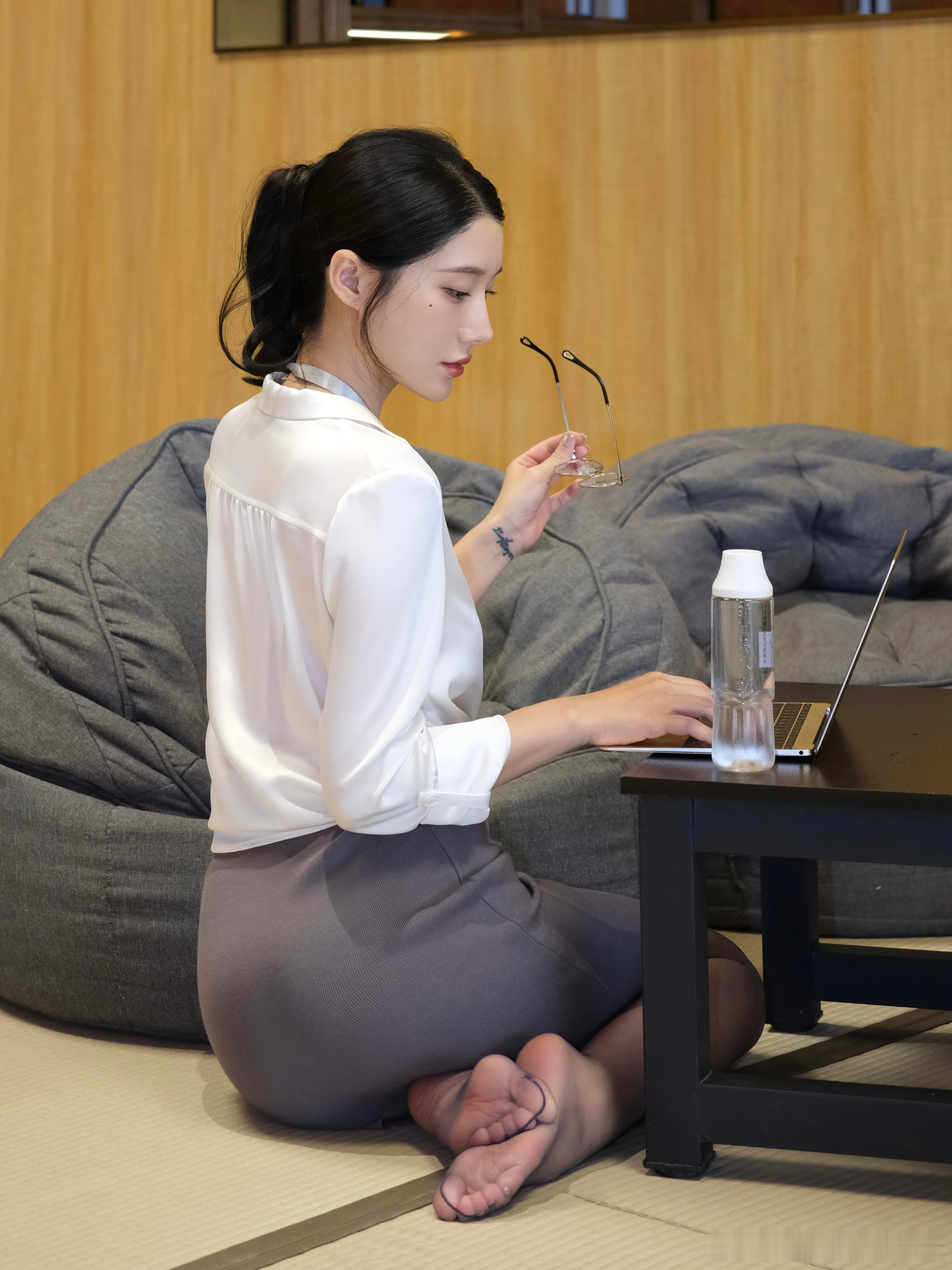 戴眼镜，穿黑丝， ​​​