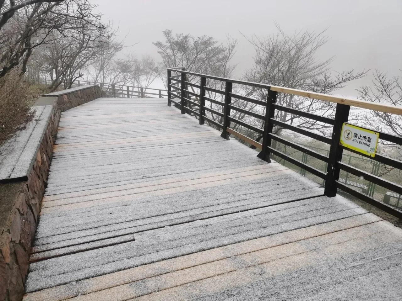冷空气来袭，浙江的第一场雪也已经送达，尽管只是具有象征意义！
受冷空气的影响，浙