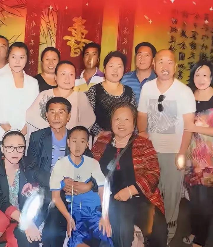 王亮老照片，曝光三个问题:

王亮重出江湖已经不是传说，沉寂一年之久的他，重复回