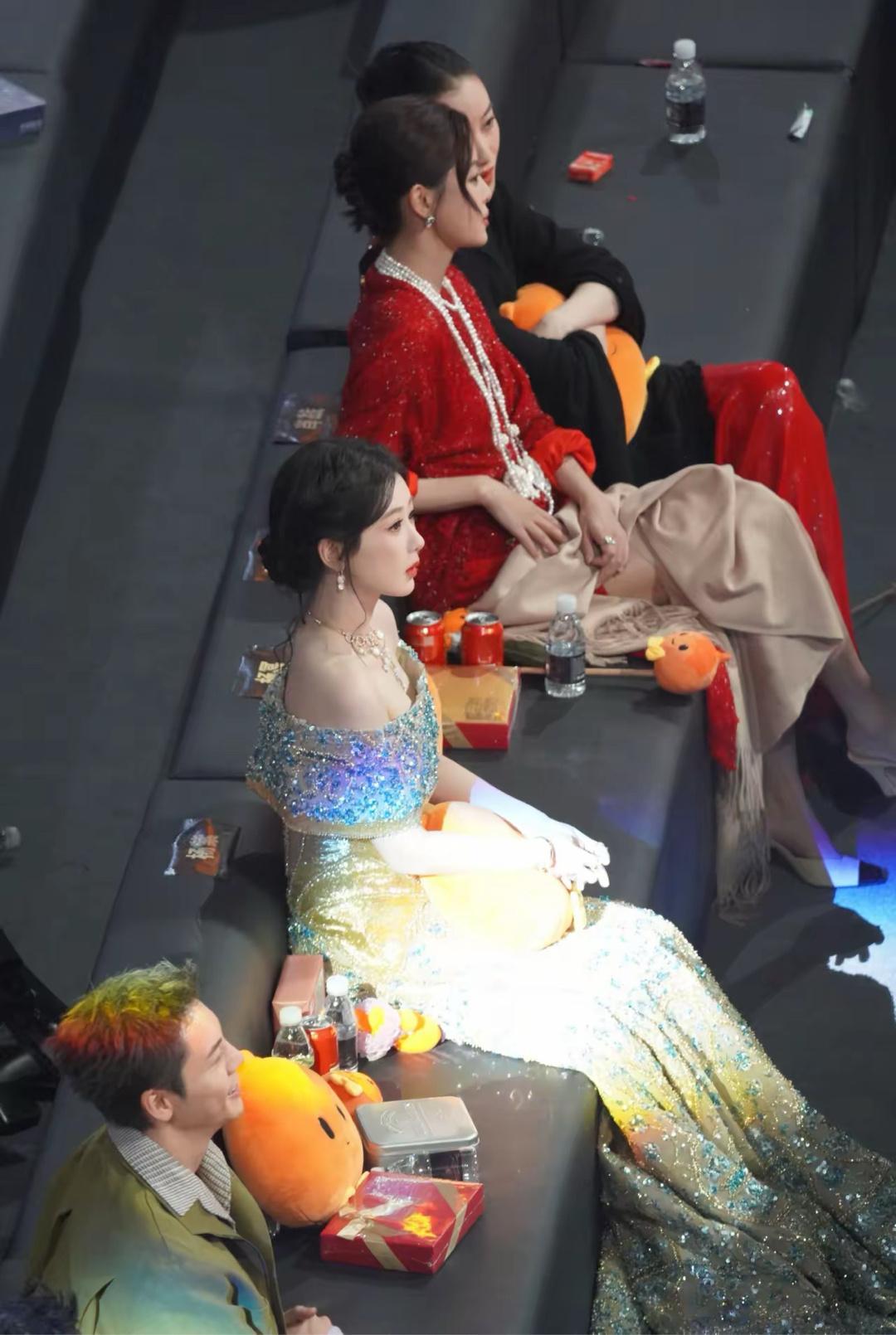 彩色的灯光打在杨紫的裙子上，看起来像美人鱼渐变色的尾巴…！ 