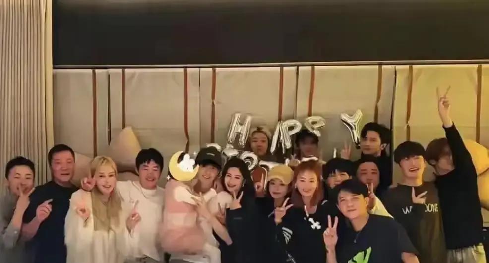 凌晨两点收工回家，他脱了鞋赤脚走进儿童房。
不是先洗澡也不是找吃的，而是蹲在儿童