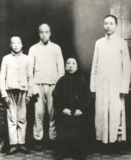 这是毛主席和母亲文七妹，以及两个弟弟的珍贵合影，都看看吧，永远缅怀伟大的毛主席家