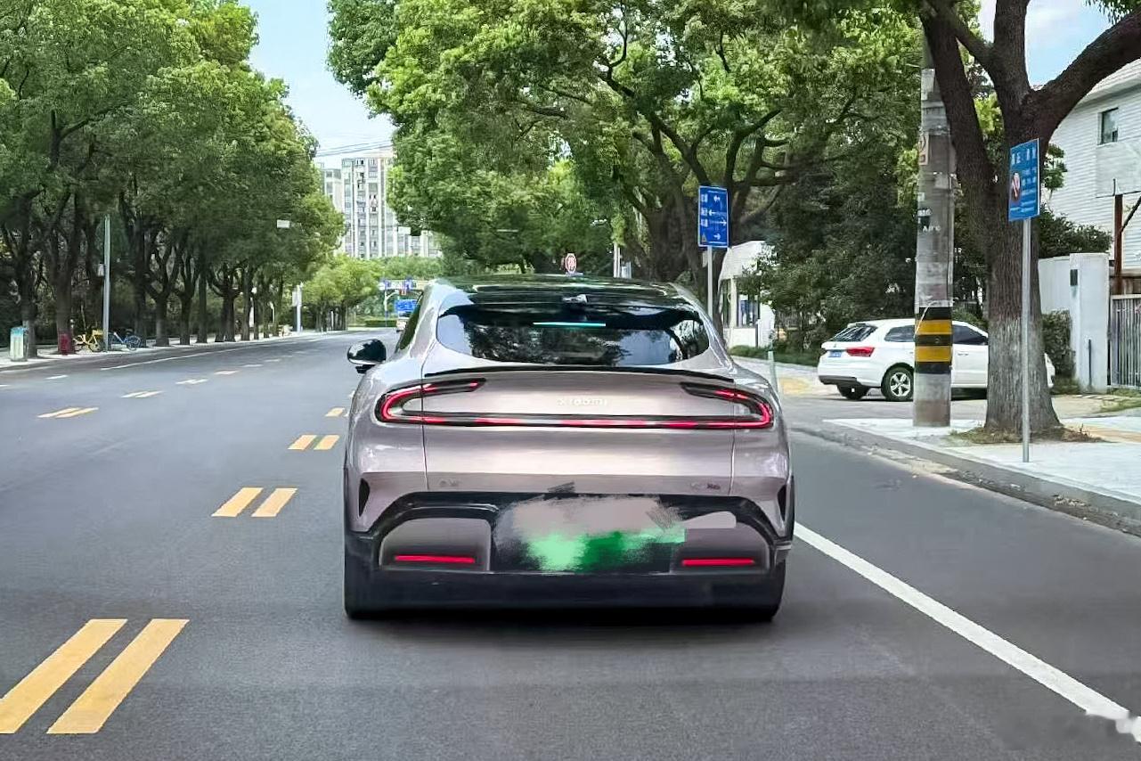 「让每一束光都懂你」小米YU7的小蓝灯，上车后大概是这个效果？这是不是第一款随时