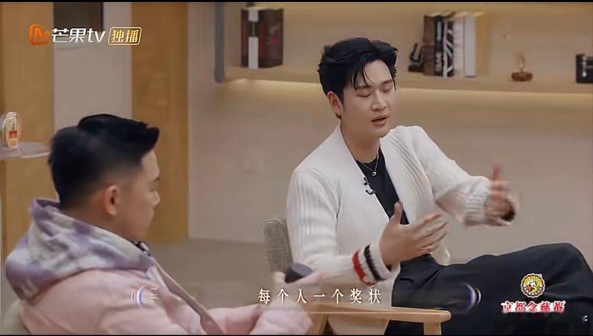 周兴哲10岁赴美留学被同学歧视留学时的冷眼与嘲讽从未击垮他，周兴哲把所有精力投入