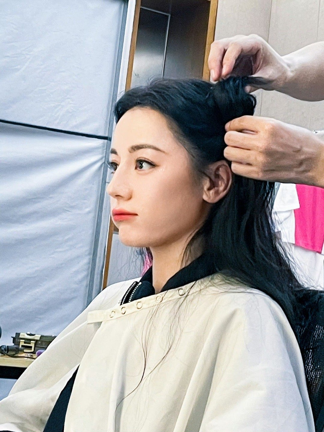 #迪丽热巴自己给自己涂腮红##迪丽热巴做妆造侧拍# ​老婆 ​​​