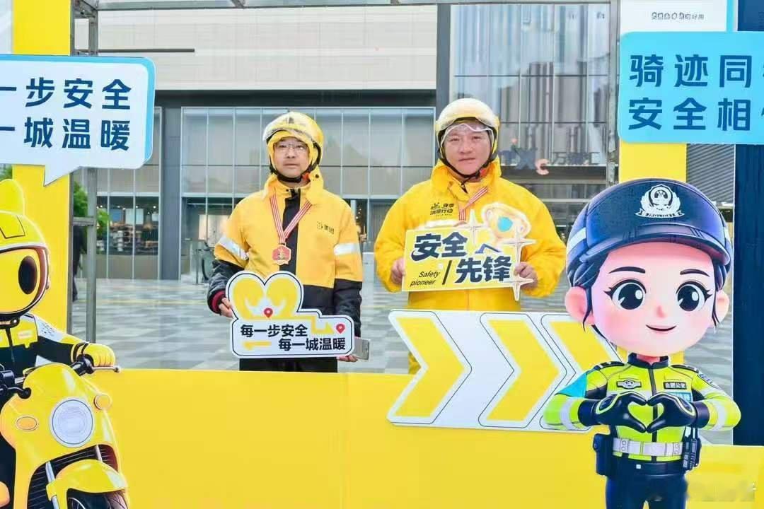 在合肥包公叮嘱骑手注意安全穿行于合肥城市各处，骑手们迎着风雨奋力前行，以忙碌的身
