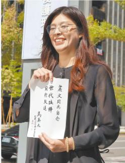 马英九建议郑丽文：如去大陆访问，别穿高跟鞋，赶快练毛笔字
 
1 月 20 日台