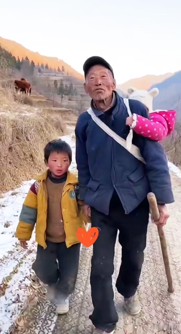 我叫张喜，
今年八十岁，
家里就剩我和两个没成年的
孙辈。

大儿子前些年被病魔