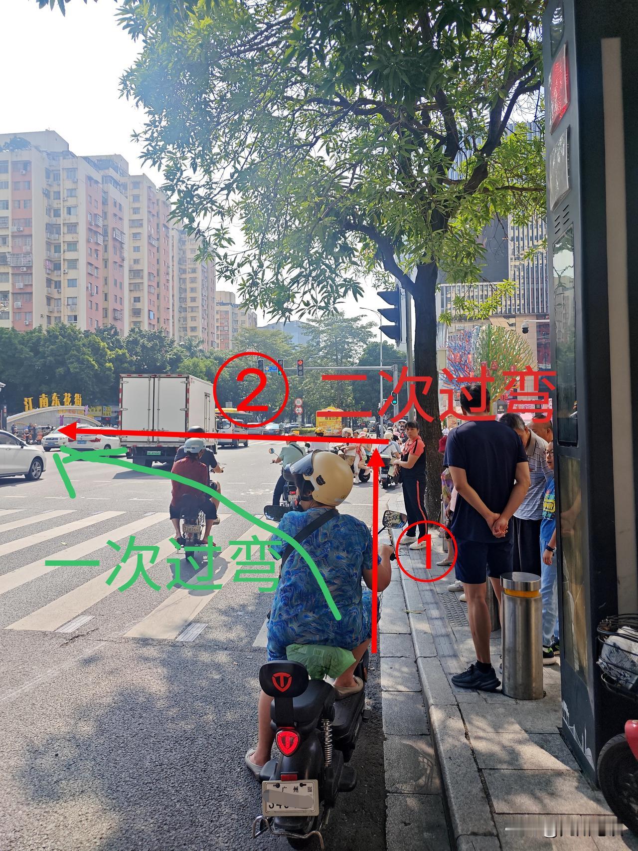 “打横行（háng），死捞Hi”
开电动车十字路口左转，你选择对角线一次性过街？