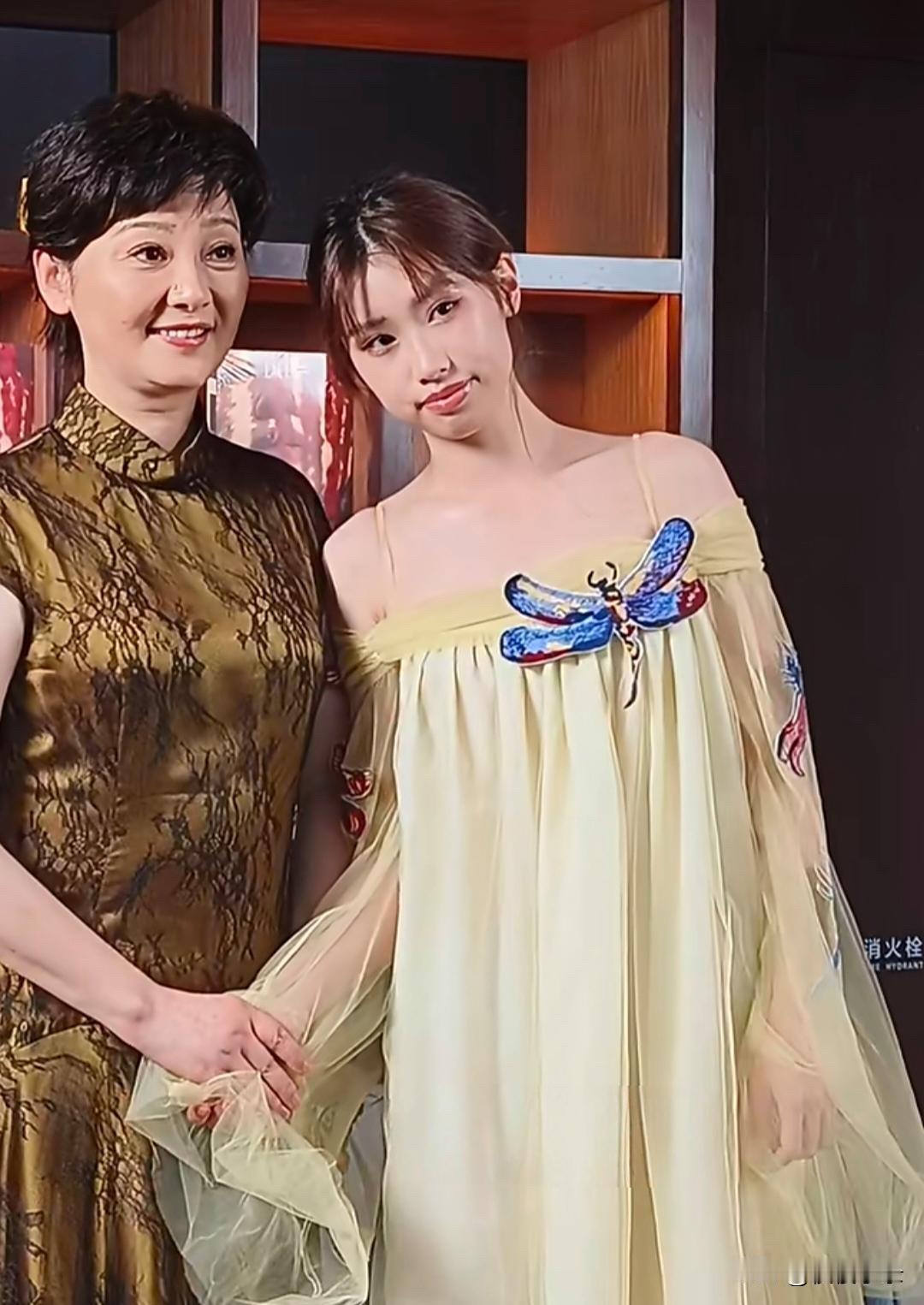 徐帆和养女徐朵一起出席活动，徐朵的龅牙真的太明显了，看起来好像冯小刚，说是亲生女