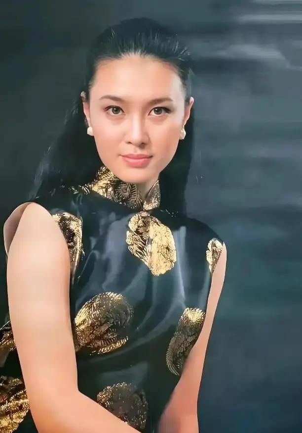 她爸是文化部局级干部，她妈是中央音乐学院教授，她外祖父是民国东北军高级将领，这么