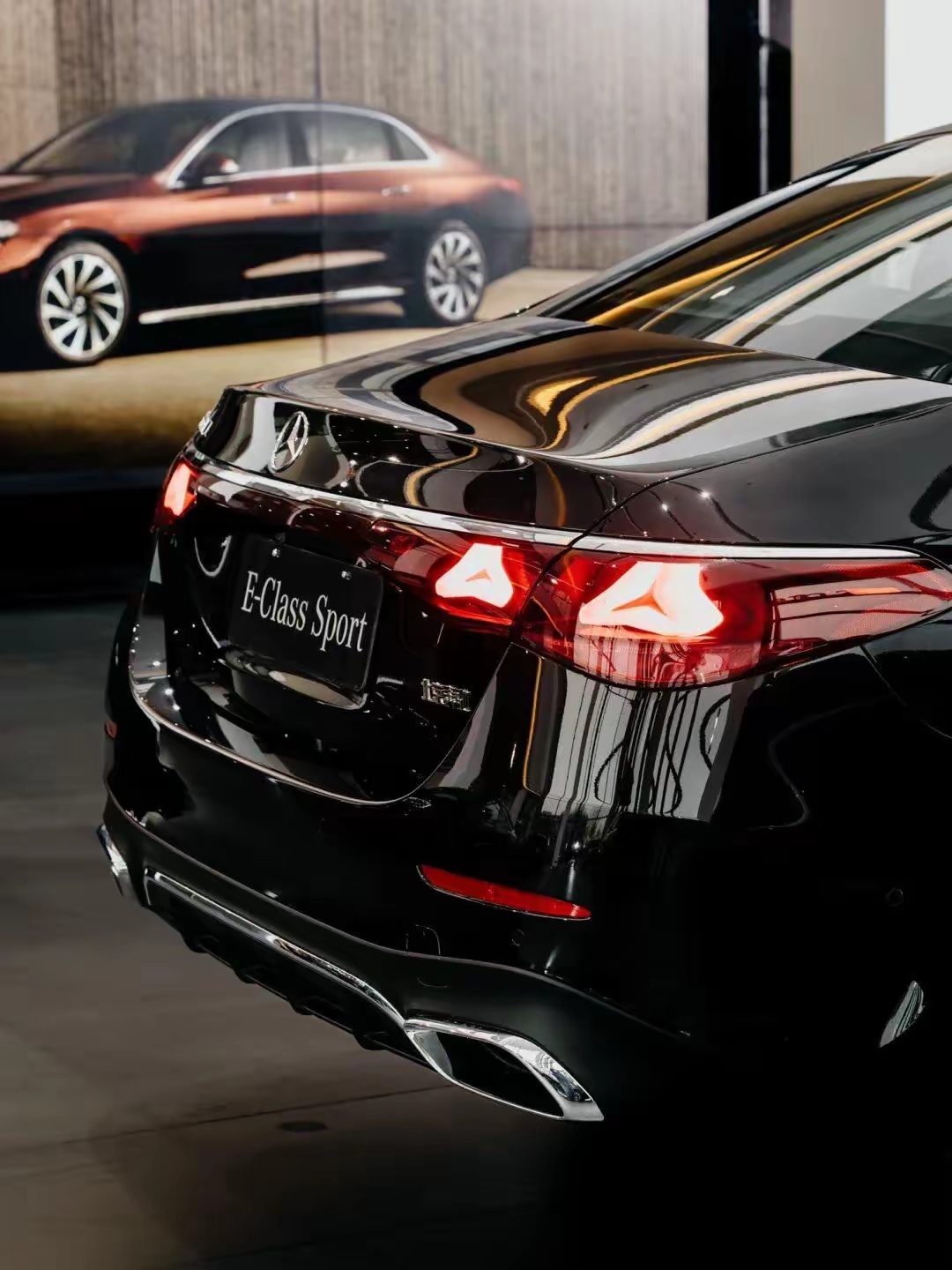 最近老在路上看到这样的奔驰尾灯！这是新出的吗？真的好丑啊！这个灯有啥意义么？ ​